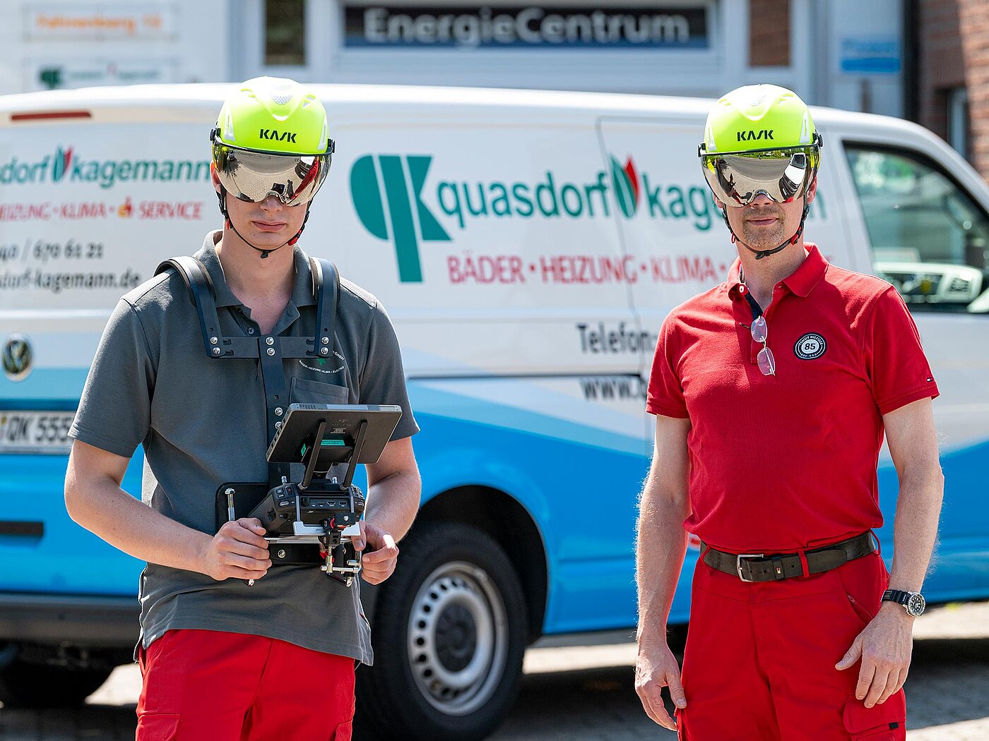 Das Copter-Team vor Firmenfahrzeug
